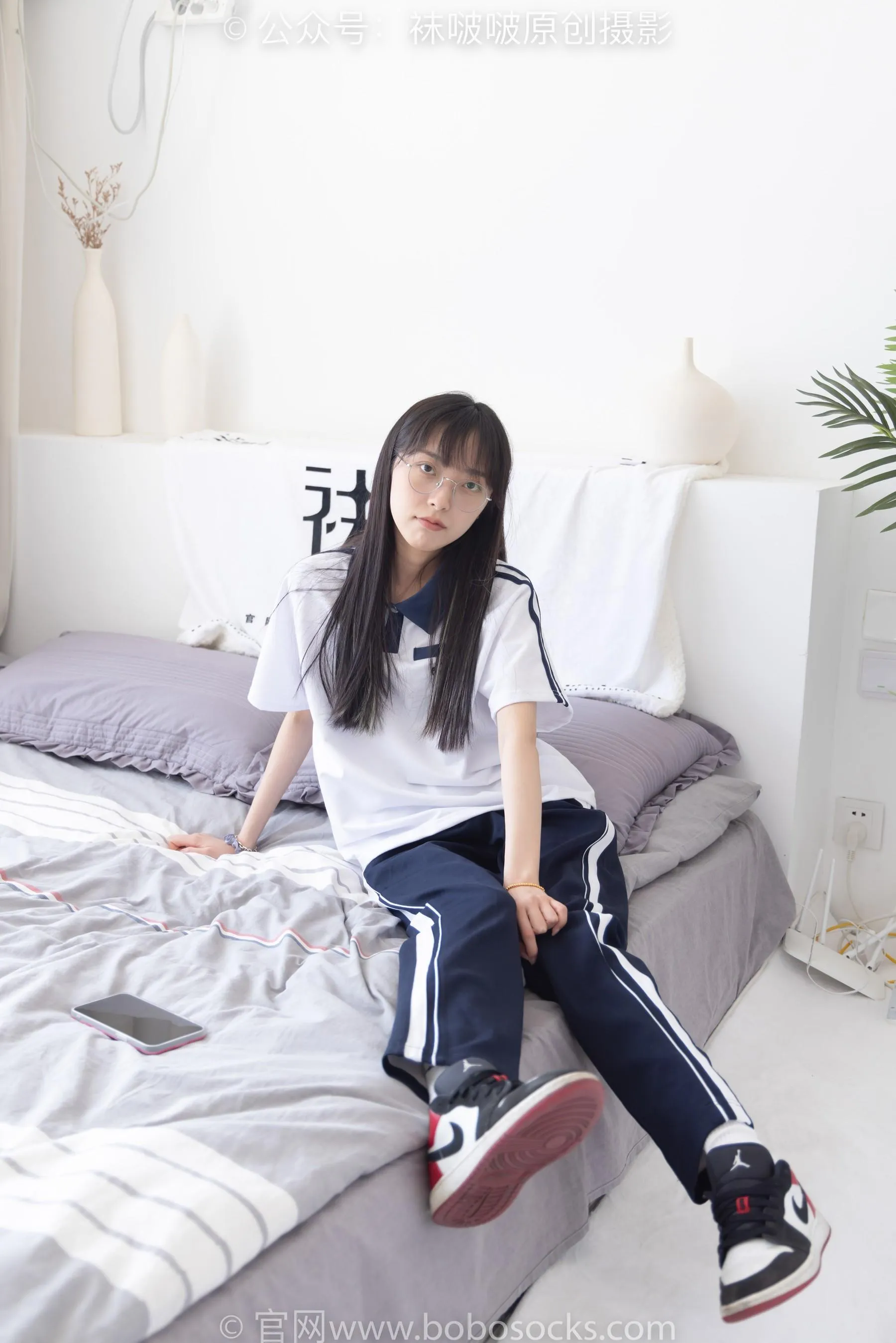[BoBoSocks袜啵啵]NO.207 稚予-aj板鞋、白棉袜、油亮白丝、校服裤里丝 [87P]插图1